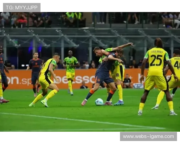 萨索洛坐镇主场誓阻罗马来袭鏖战绿茵争锋 萨索洛坐镇主场誓阻罗马来袭鏖战绿茵争锋